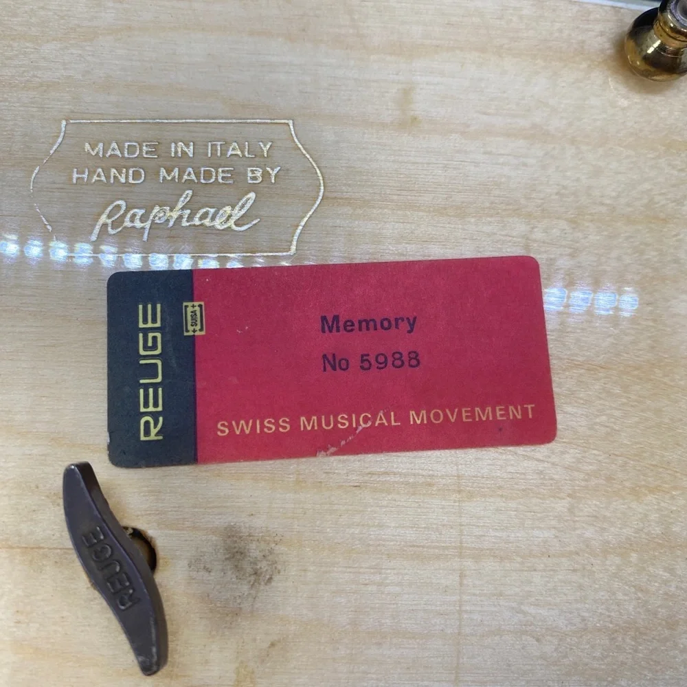 Reuge romance swiss music‎ box Italy. Without key.